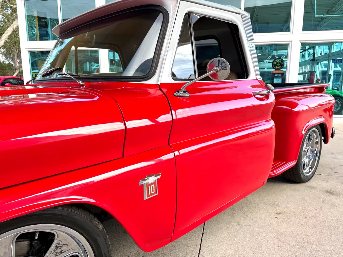Vehicle photo 13