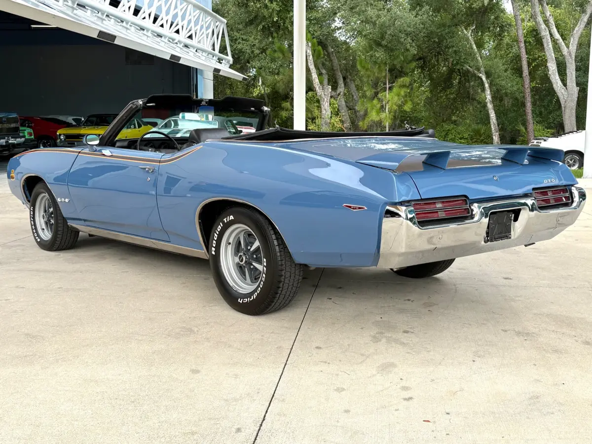 Vehicle photo 9