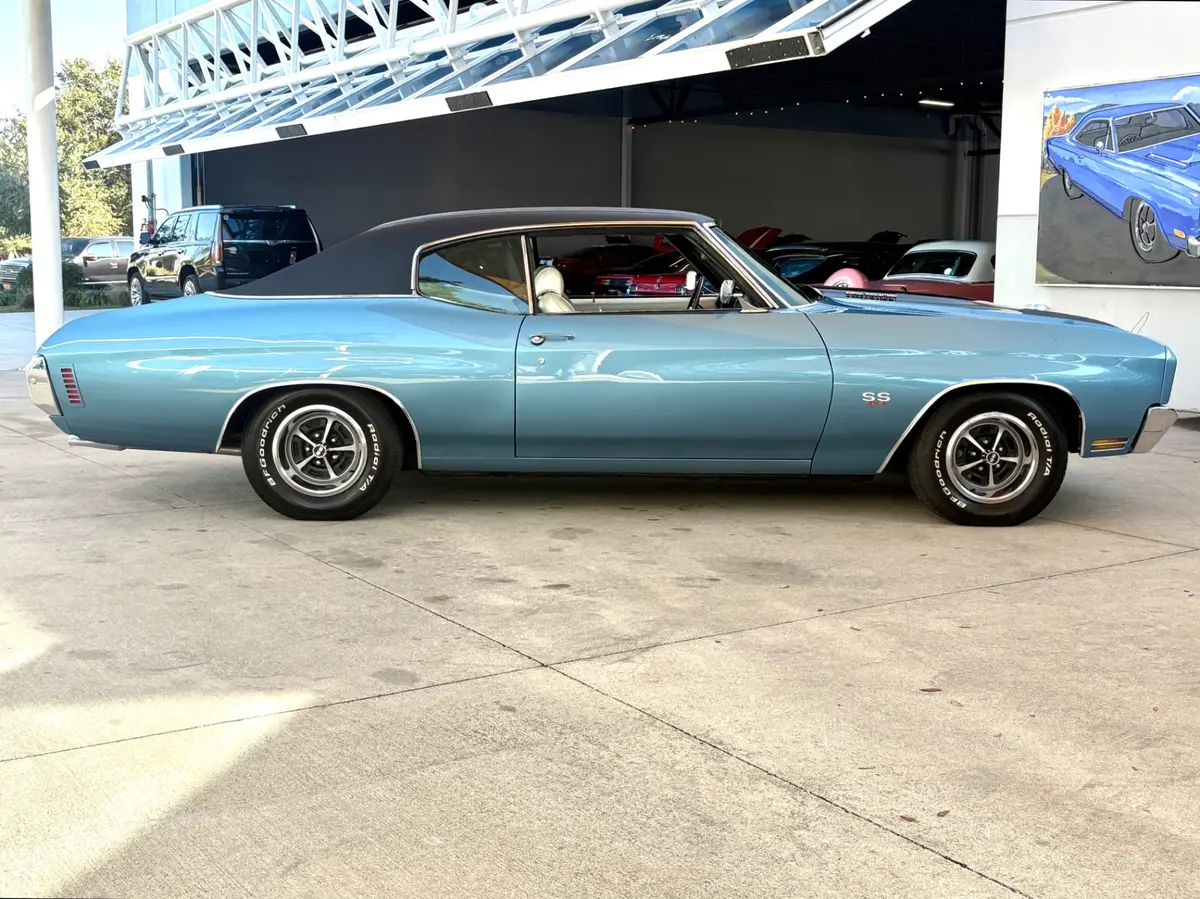 Vehicle photo 5