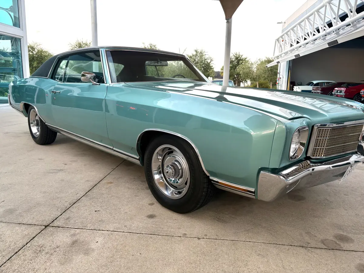 Vehicle photo 23