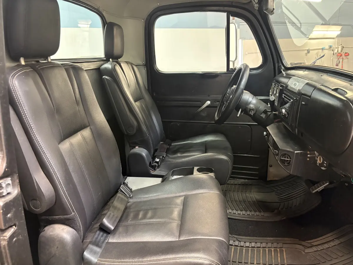Vehicle photo 13