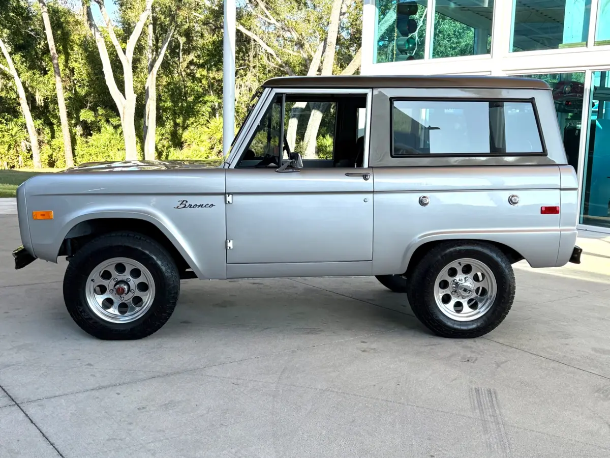 Vehicle photo 10