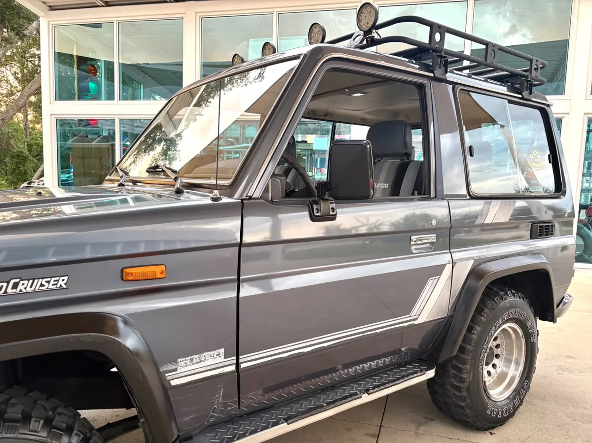 Vehicle photo 13