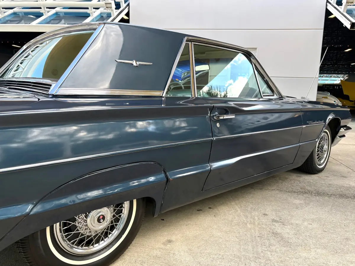Vehicle photo 17