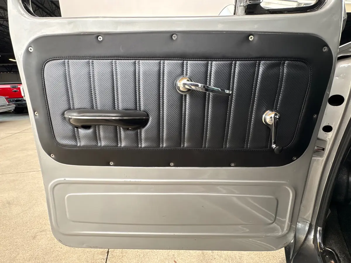 Vehicle photo 28