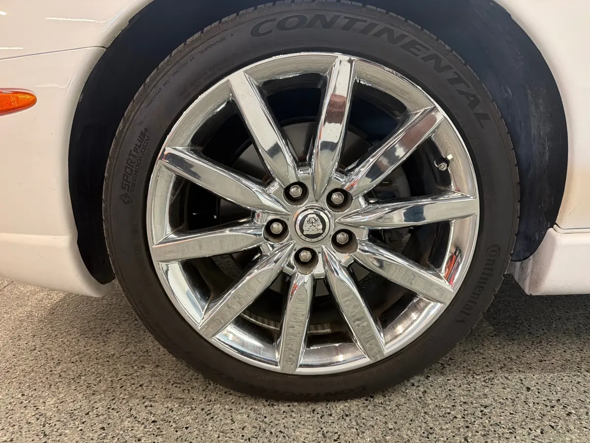 Vehicle photo 14