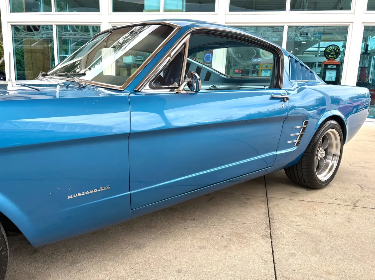 Vehicle photo 13