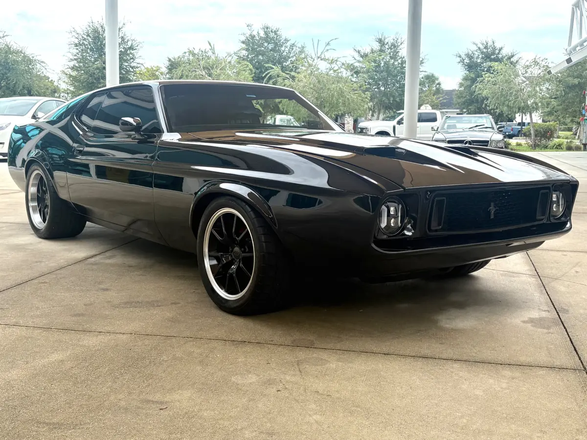 Vehicle photo 4