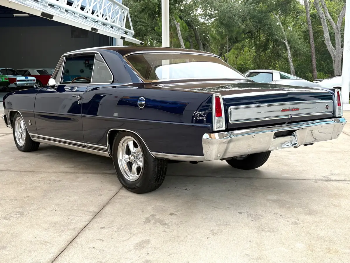 Vehicle photo 9