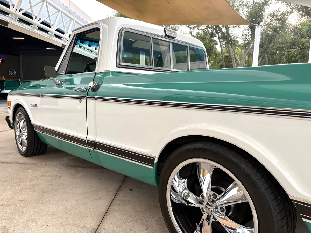 Vehicle photo 15