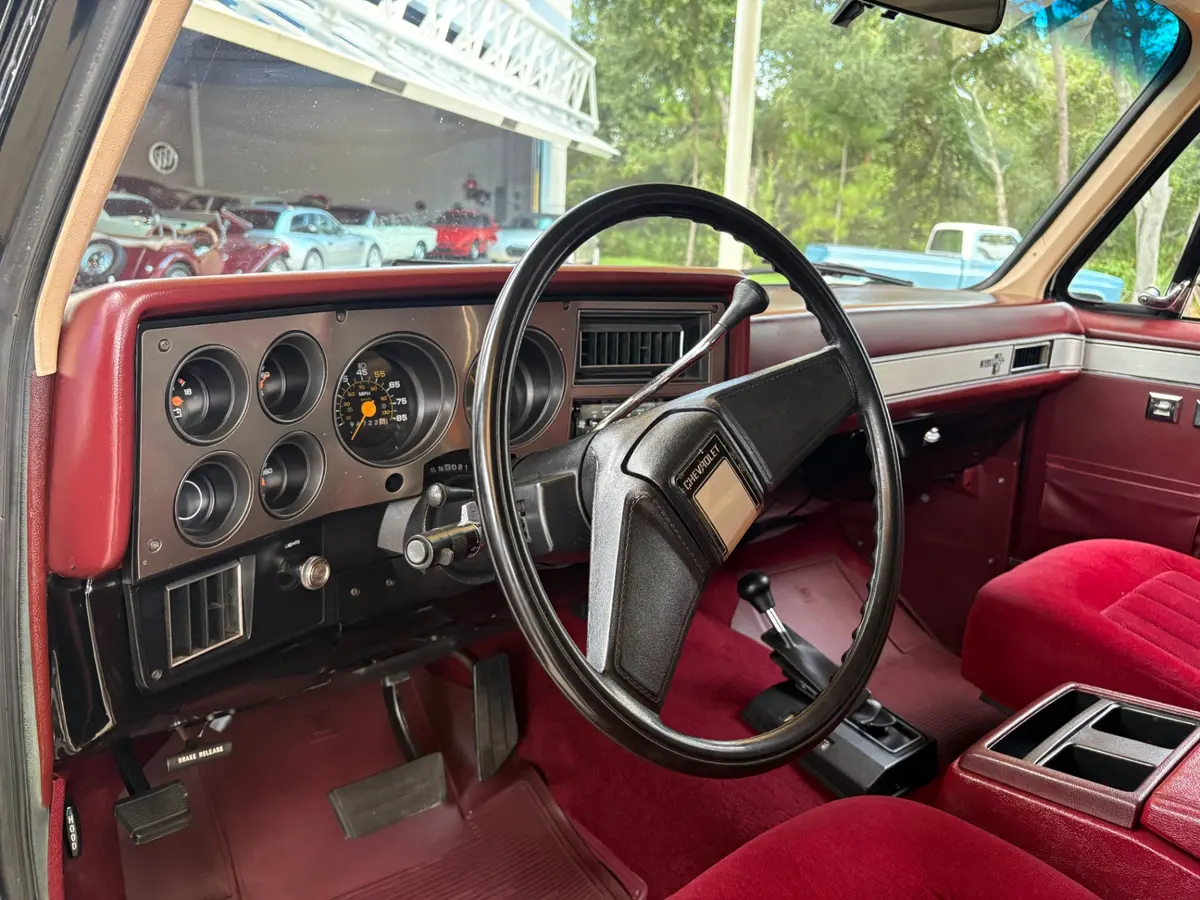 Vehicle photo 32