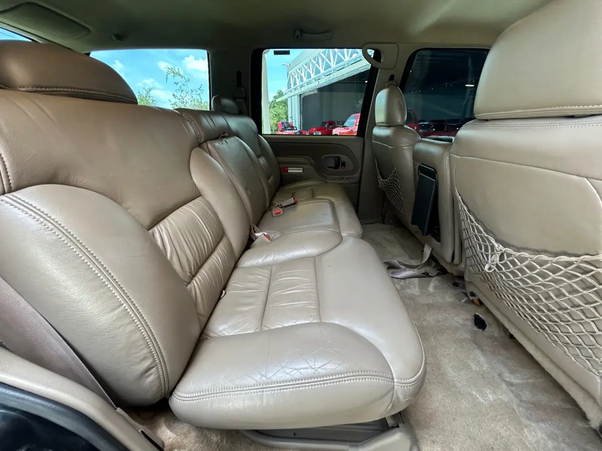 Vehicle photo 28