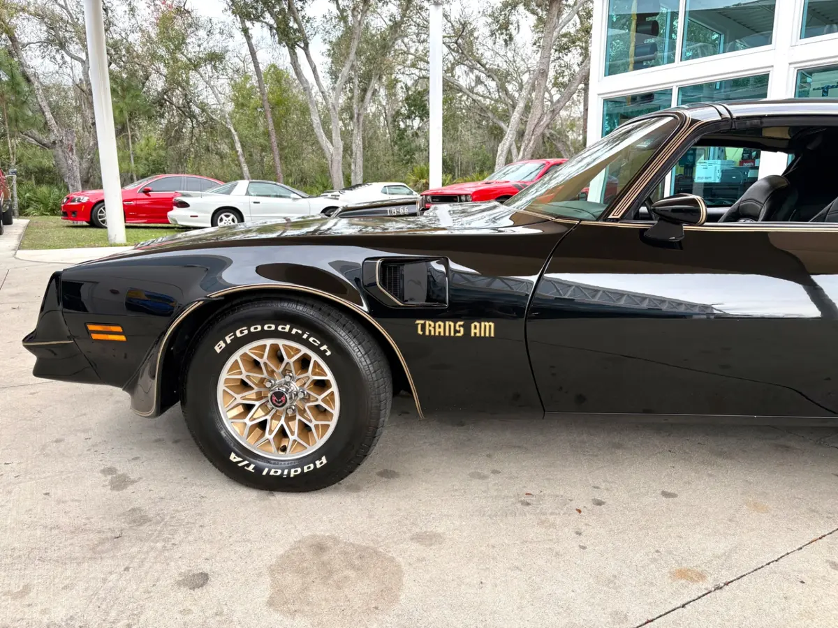 Vehicle photo 24