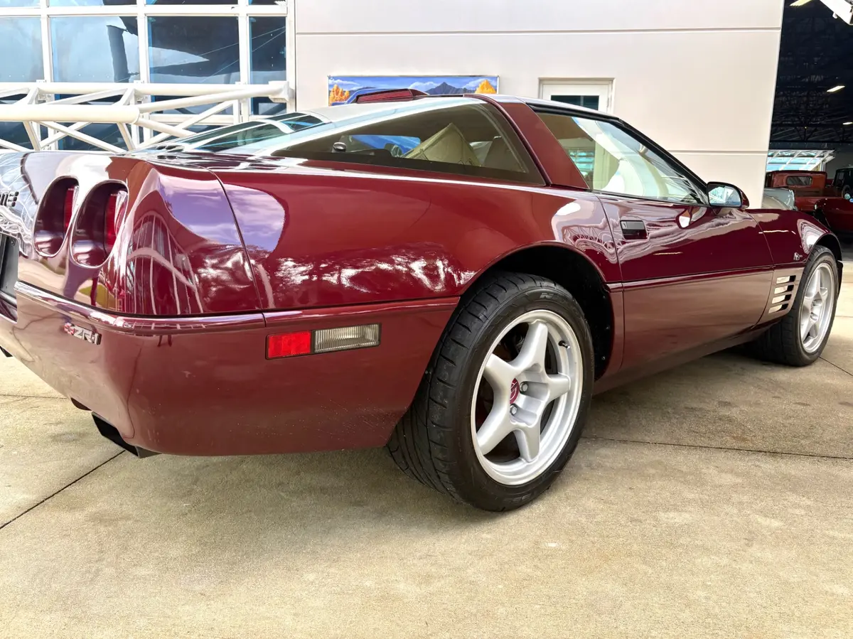 Vehicle photo 16