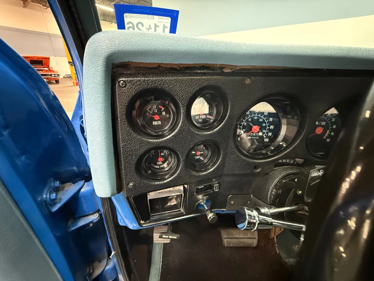 Vehicle photo 23