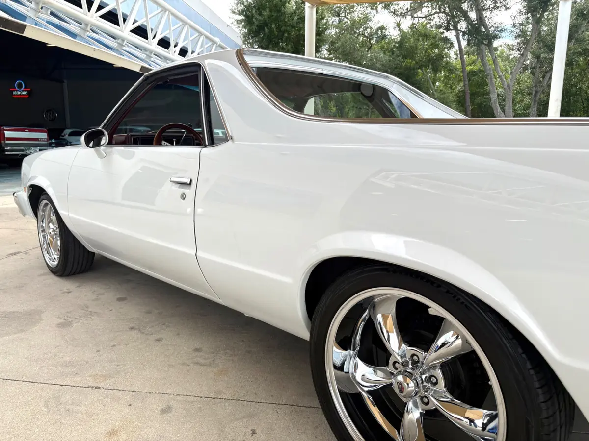 Vehicle photo 14