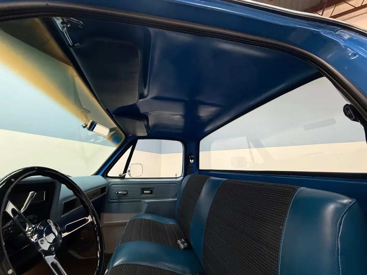 Vehicle photo 26