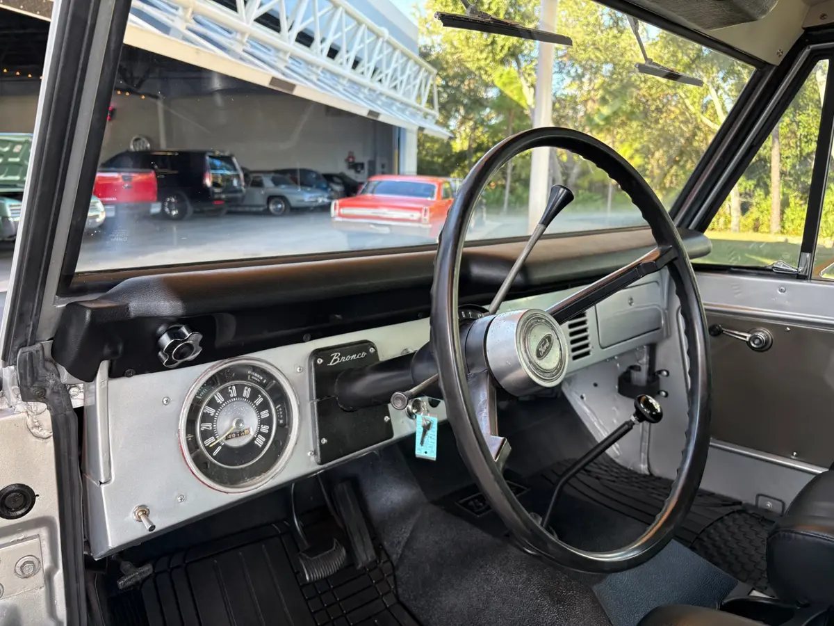 Vehicle photo 31