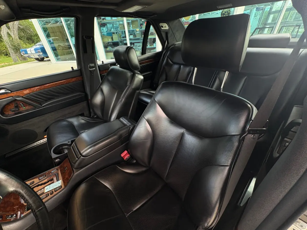 Vehicle photo 33
