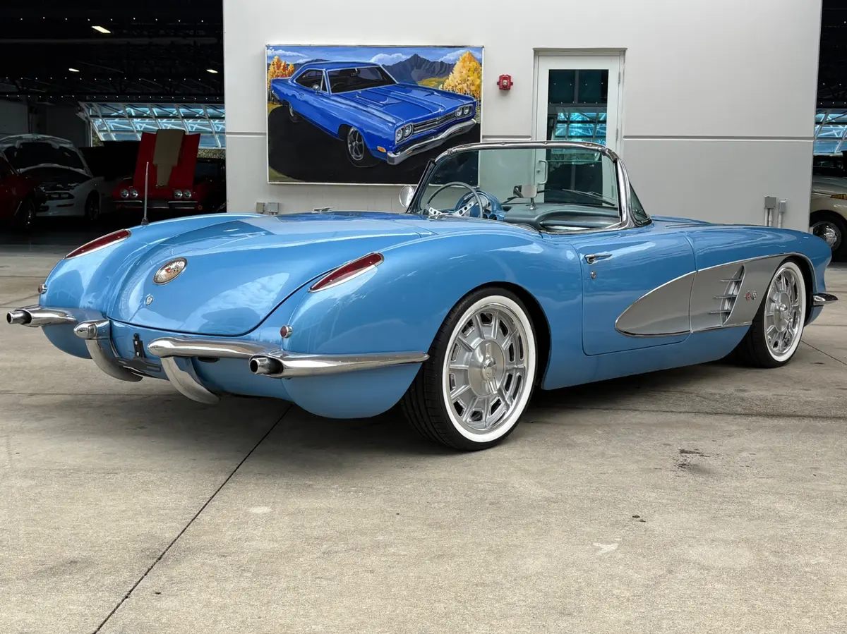 Vehicle photo 6