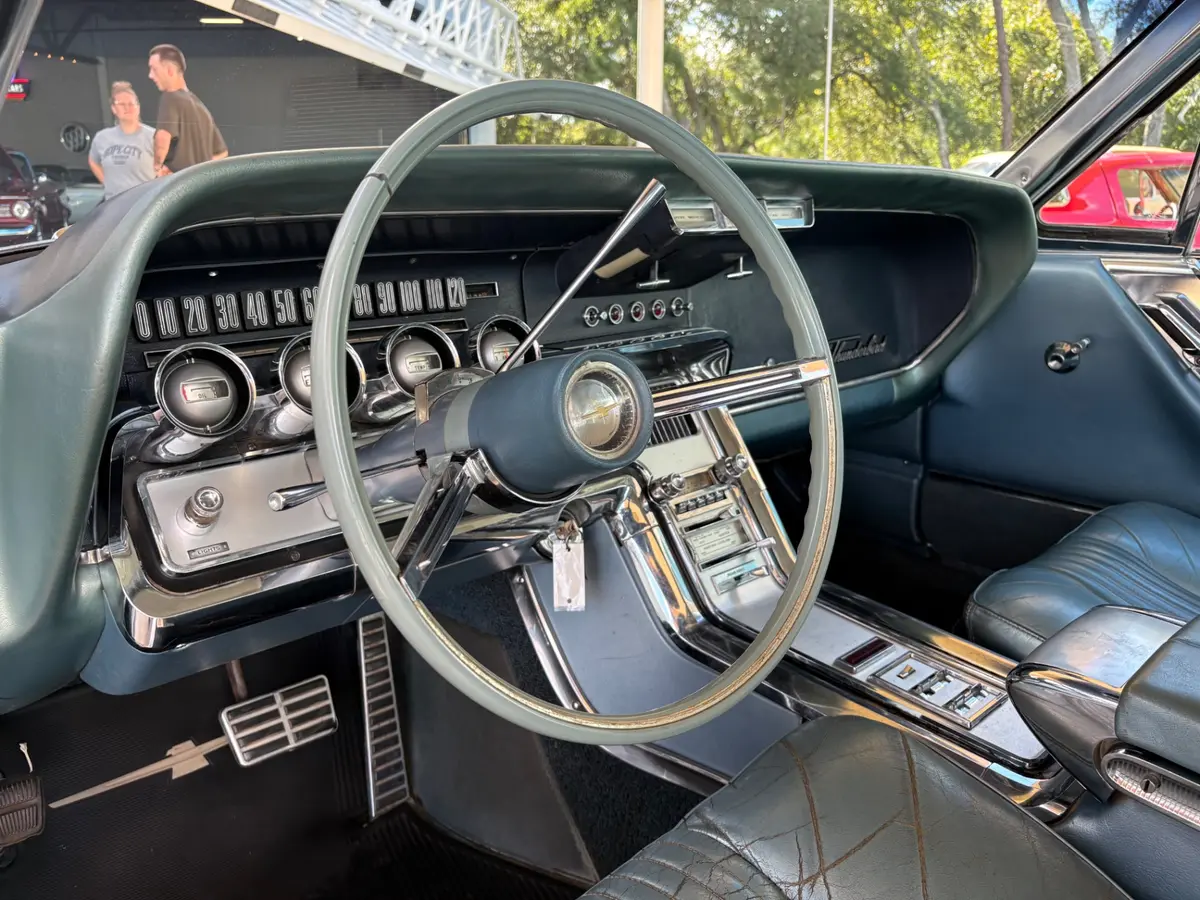 Vehicle photo 32