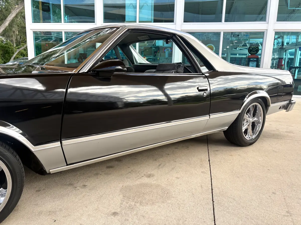 Vehicle photo 13