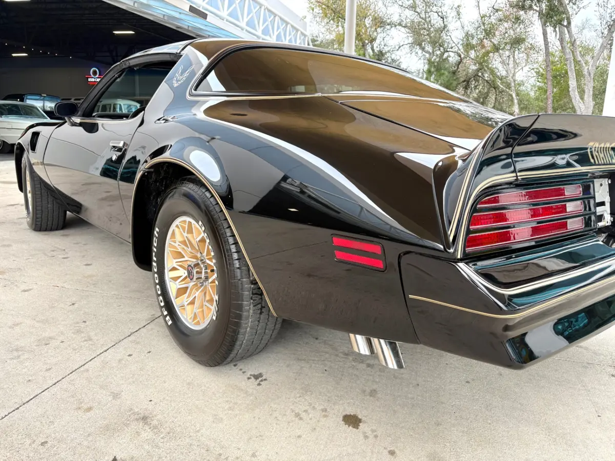 Vehicle photo 16