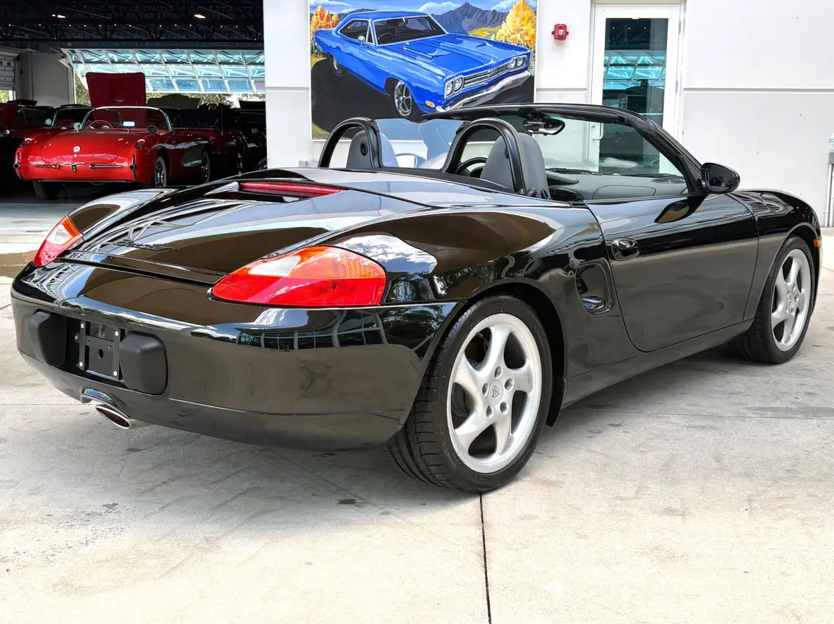 Vehicle photo 6