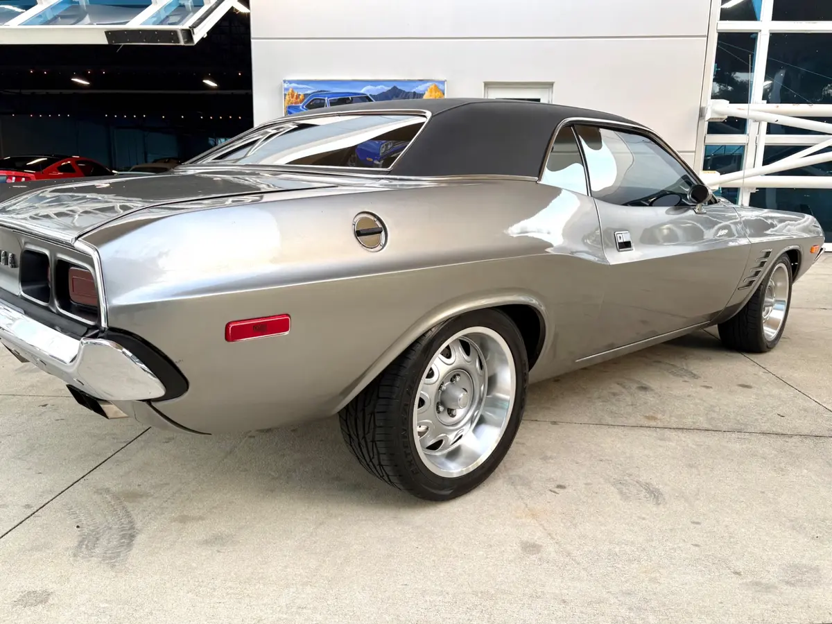 Vehicle photo 20