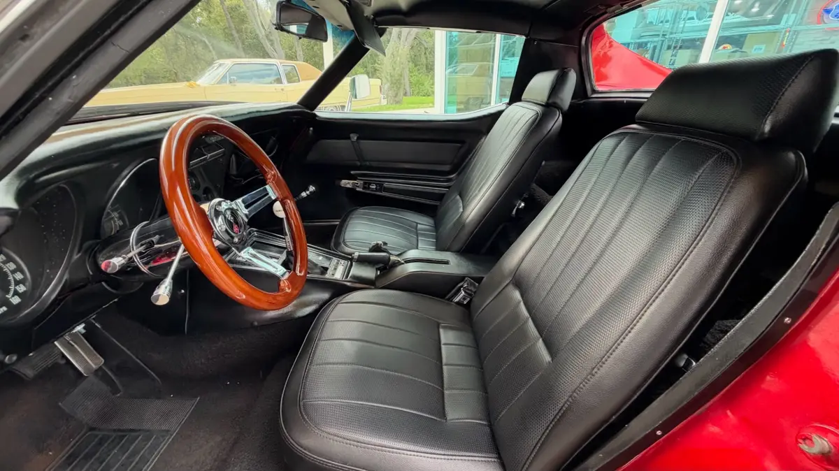Vehicle photo 33