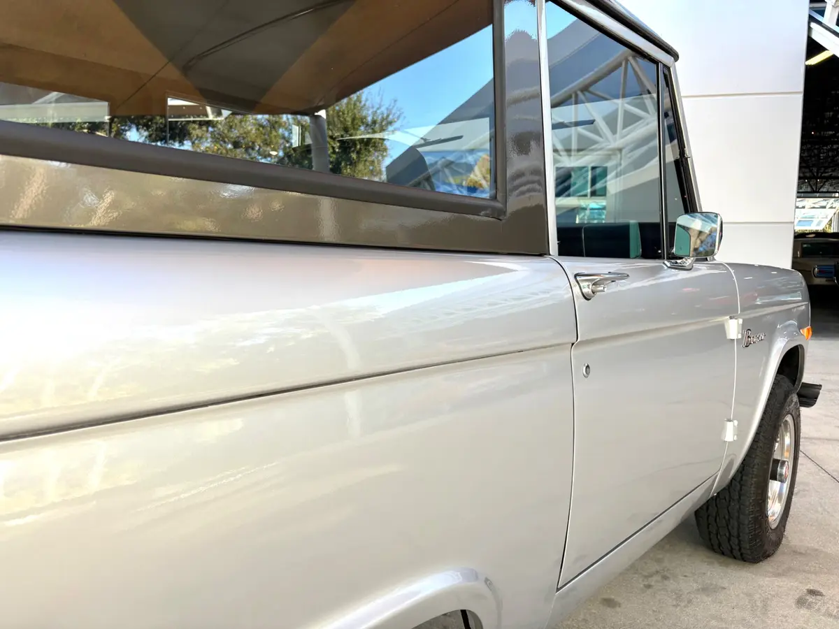 Vehicle photo 17