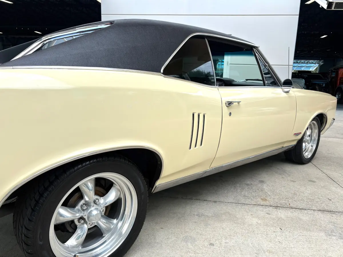 Vehicle photo 17