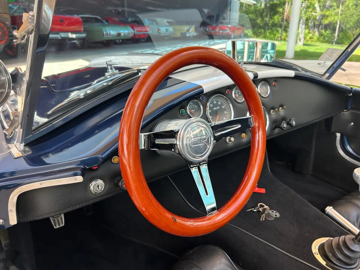 Vehicle photo 30