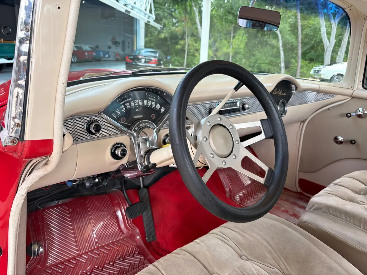 Vehicle photo 29
