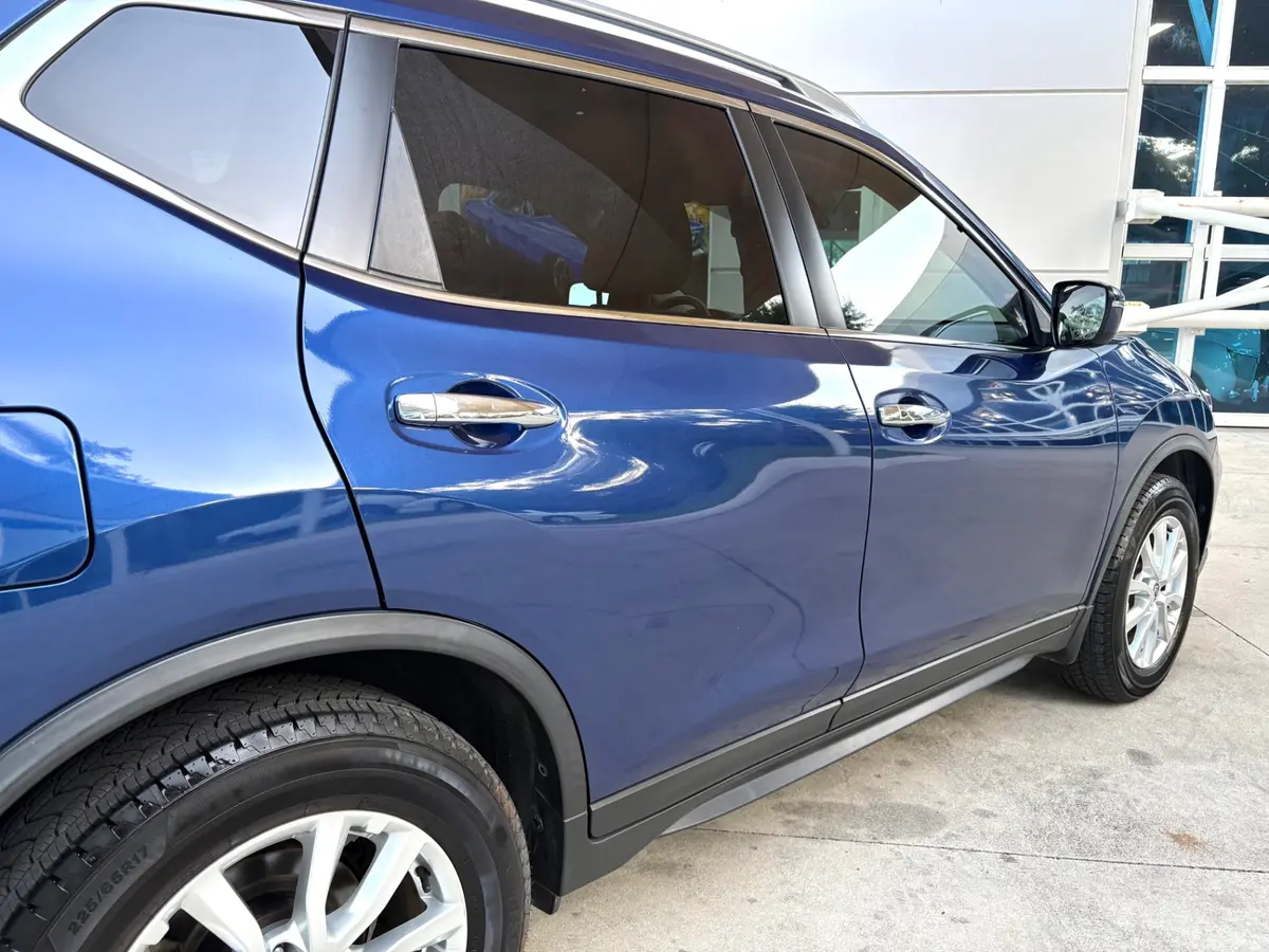 Vehicle photo 17