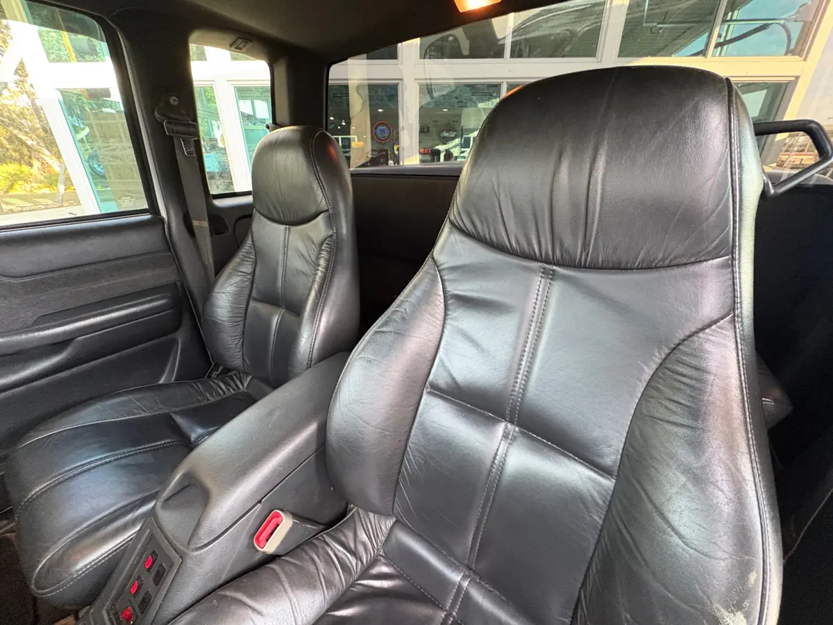 Vehicle photo 33