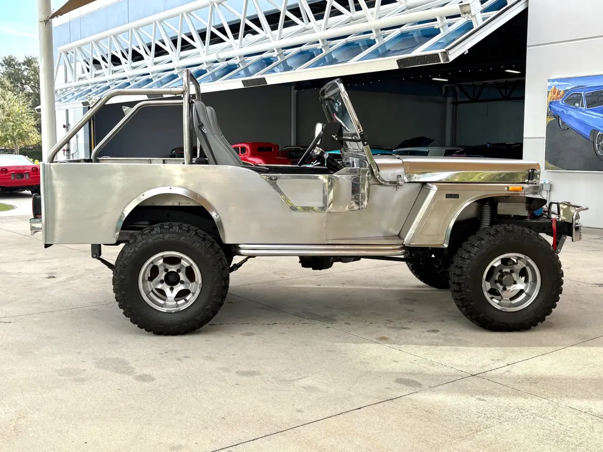 Vehicle photo 4