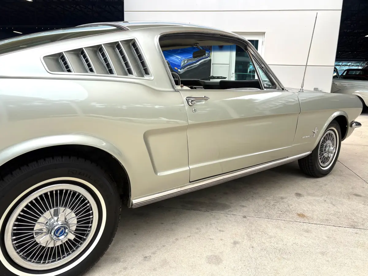 Vehicle photo 17