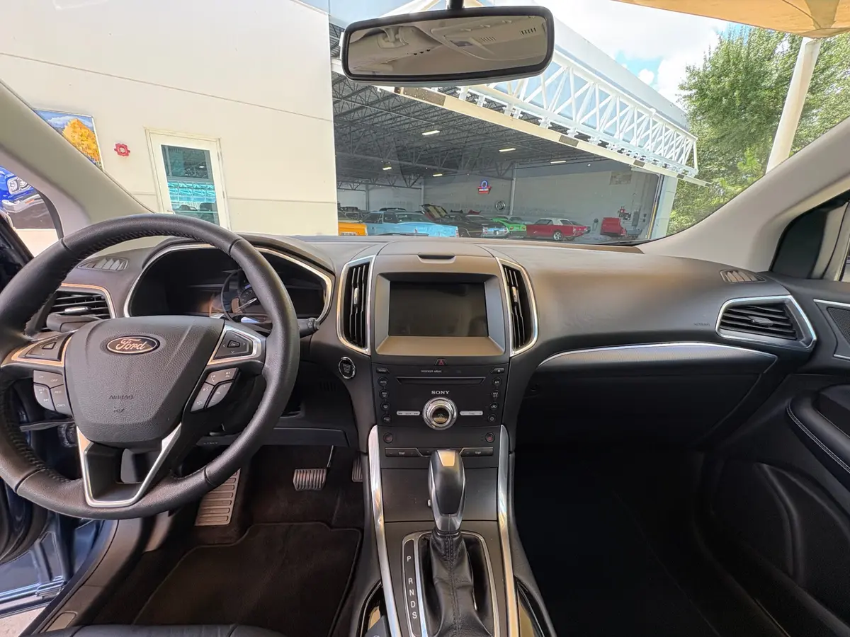 Vehicle photo 34