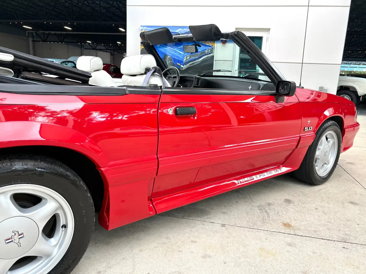 Vehicle photo 17