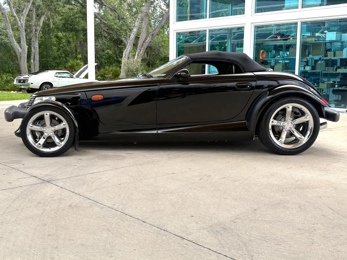 Vehicle photo 30