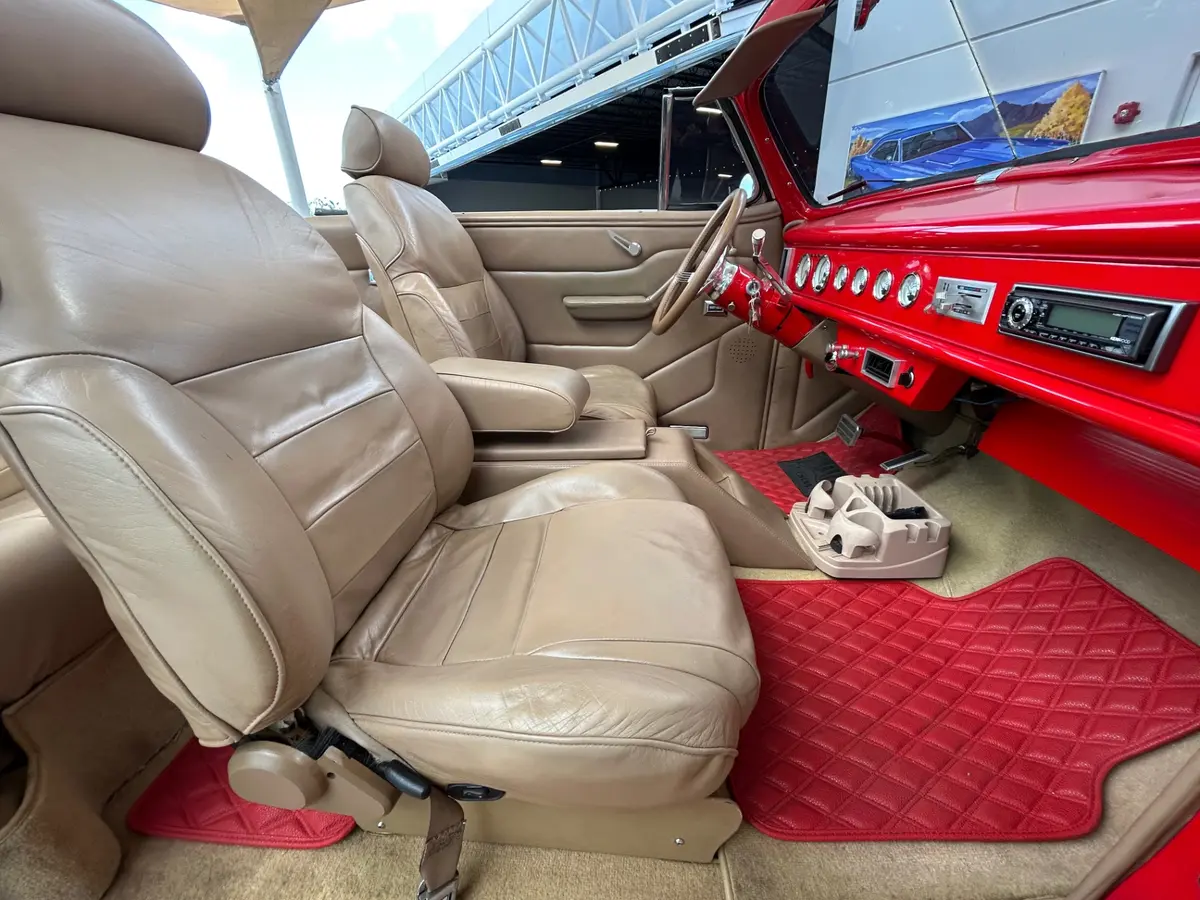Vehicle photo 26