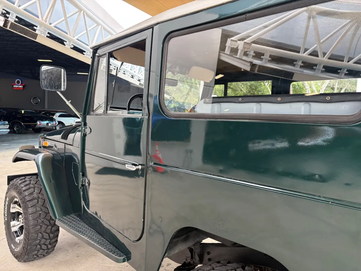 Vehicle photo 14