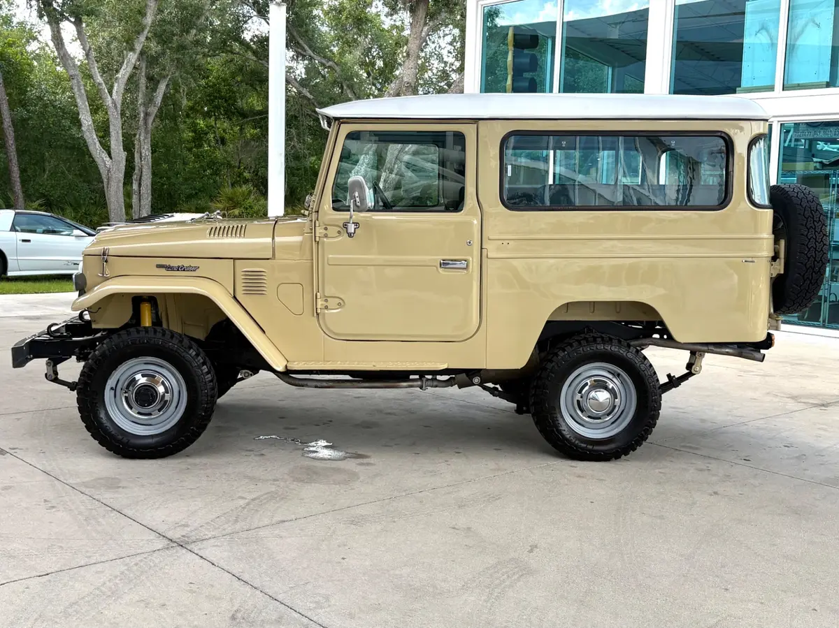 Vehicle photo 9