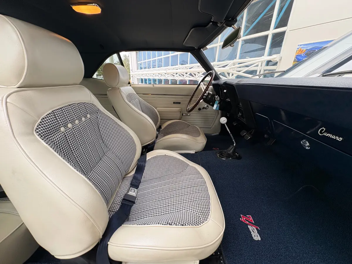 Vehicle photo 52