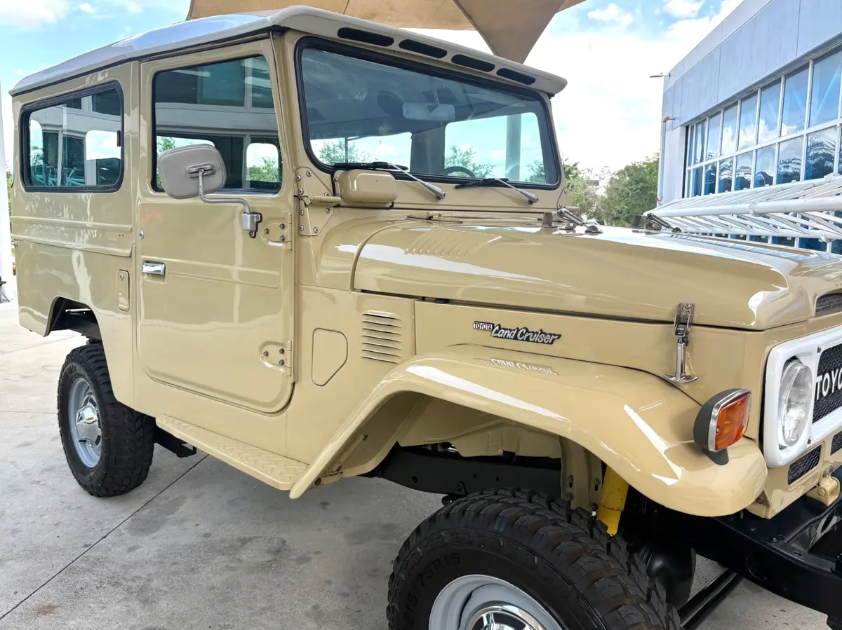 Vehicle photo 18