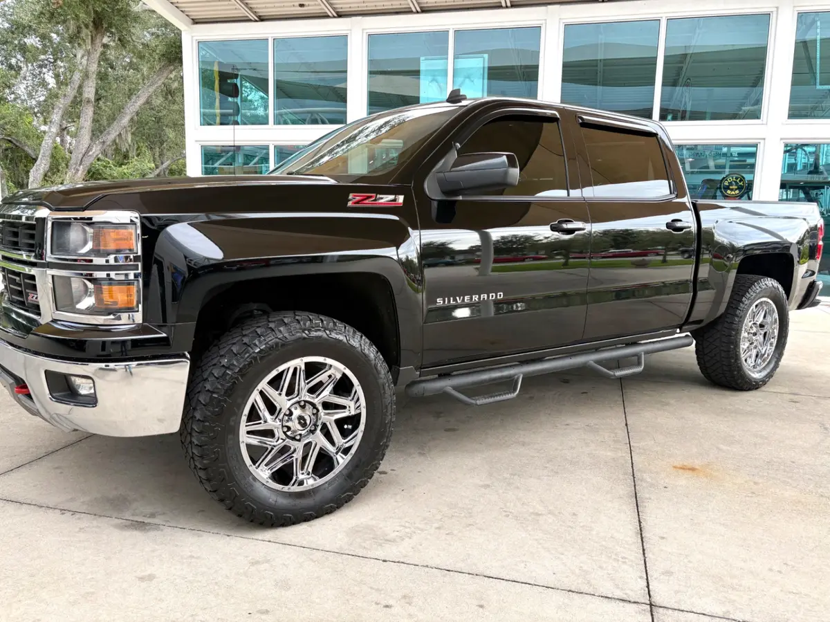 Vehicle photo 12