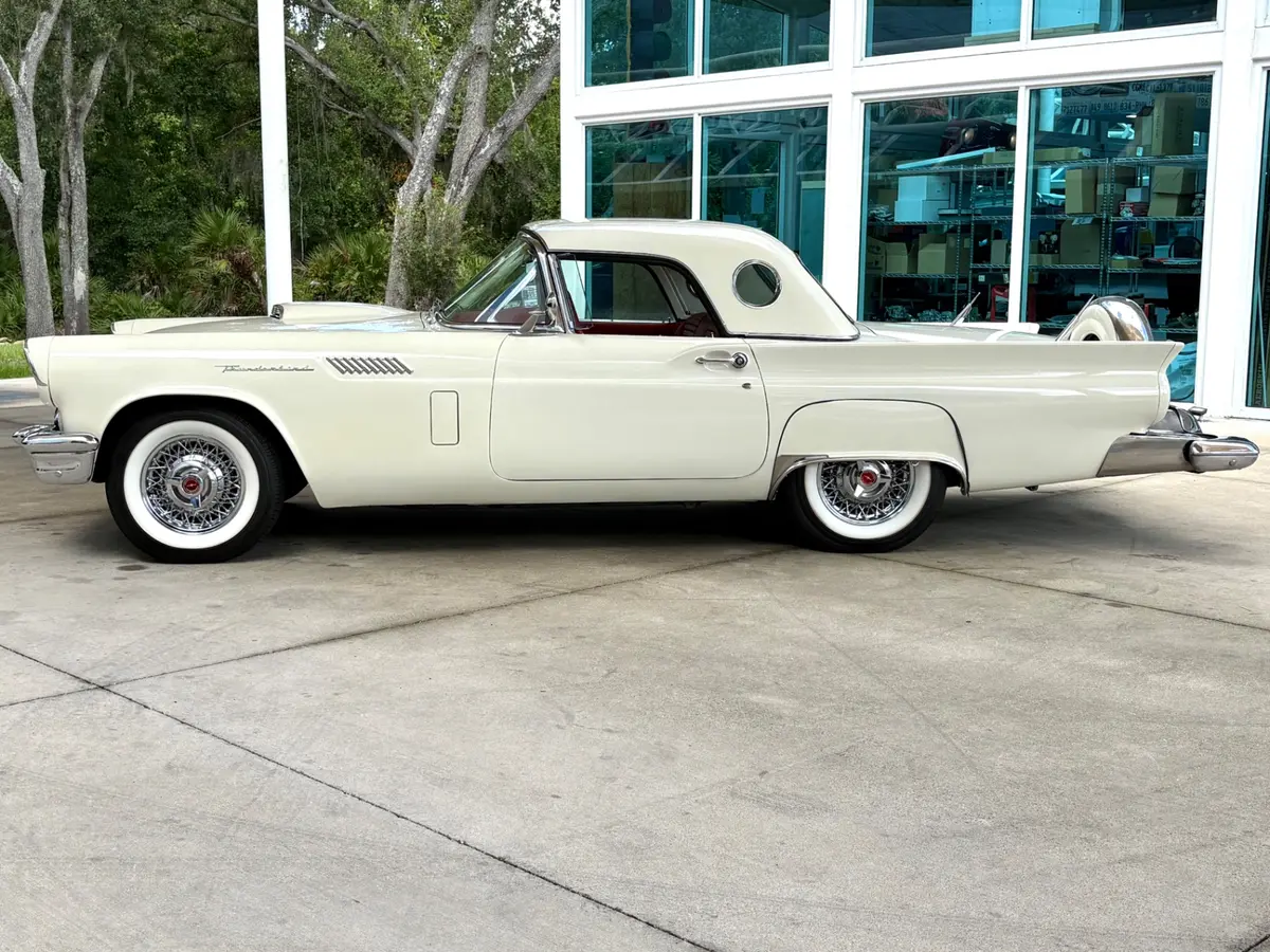 Vehicle photo 24