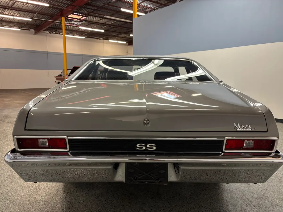 Vehicle photo 6