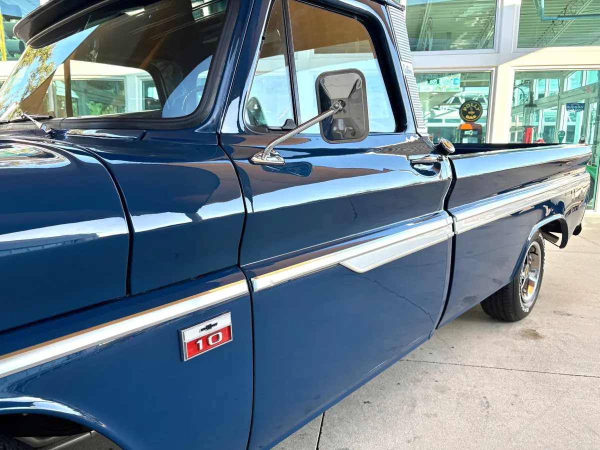 Vehicle photo 13